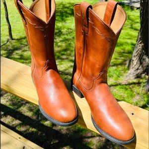 I’m selling these mens boots. Don’t fit me. I wear an 8 1/2 ladies. Duh!